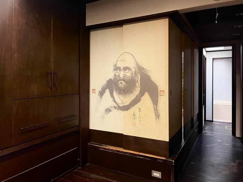 大阪市住之江区東加賀屋2丁目の賃貸物件/プチ仕掛け④：畳スペースの襖には、達磨（だるま）が描かれています。すごい迫力&hellip;！