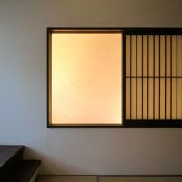 大阪市住之江区東加賀屋2丁目の賃貸物件/窓の先は吹き抜け部分。1階との空間の繋がりが感じられます。