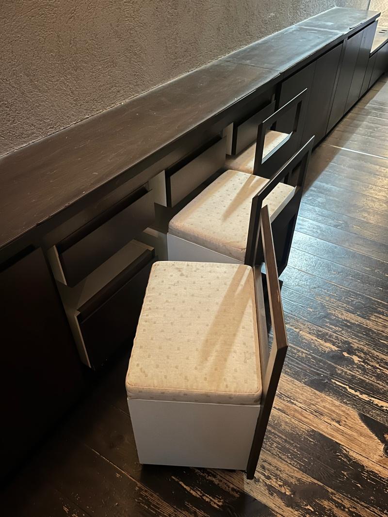 大阪市住之江区東加賀屋2丁目の賃貸物件/プチ仕掛け②：壁一面の収納&hellip;かと思いきや！椅子が3つ隠れていました。来客が来た時はこれでばっちり。