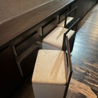 大阪市住之江区東加賀屋2丁目の賃貸物件/プチ仕掛け②：壁一面の収納&hellip;かと思いきや！椅子が3つ隠れていました。来客が来た時はこれでばっちり。