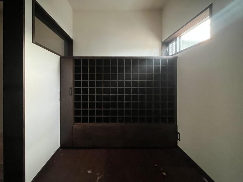 大阪市住之江区東加賀屋2丁目の賃貸物件/オーナーの趣味である、掛け軸用の造作家具。奥行きがかなりあるため、どう使うかは入居者さん次第です！（裁縫をされる方であれば、布なんかを収納できたりも！）