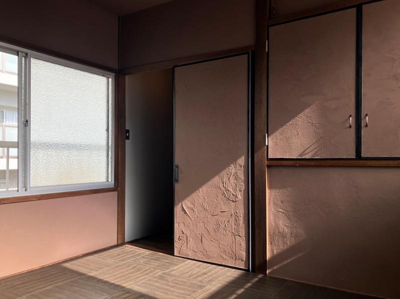 東大阪市小若江1の賃貸物件/サイズは4畳ほどで小さめ。落ち着く色合い。