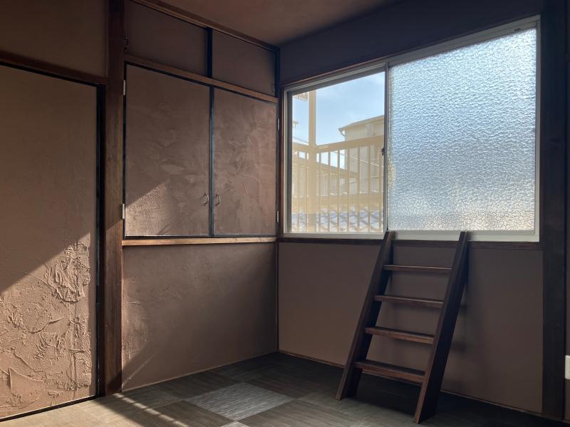 東大阪市小若江1の賃貸物件/窓にかかるこの階段は、、、？