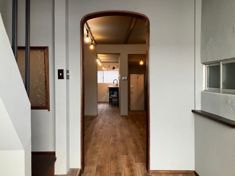 東大阪市小若江1の賃貸物件/アール越しにリビングを見る。