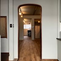 東大阪市小若江1の賃貸物件/アール越しにリビングを見る。