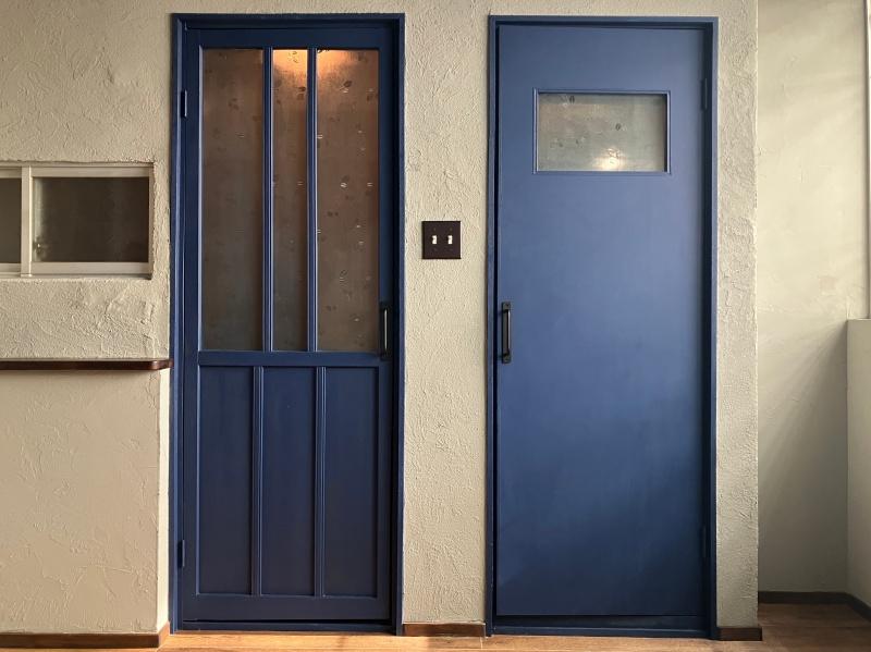 東大阪市小若江1の賃貸物件/二つ並んだ青い扉。