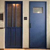 東大阪市小若江1の賃貸物件/二つ並んだ青い扉。