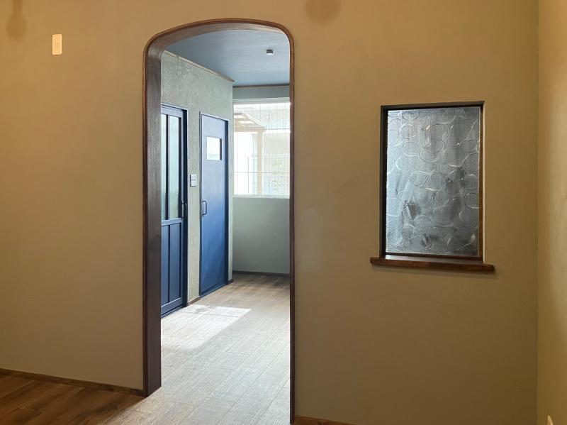 東大阪市小若江1の賃貸物件/懐かしいガラスはそのままに。