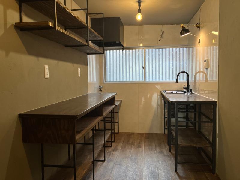 東大阪市小若江1の賃貸物件/使い勝手の良さと見た目のシックさを兼ね揃えた南向きキッチン。