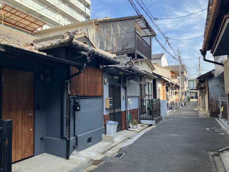 東大阪市小若江1の賃貸物件/細めの路地にあります。並びにはカフェやシーシャバーなど。
