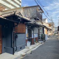 東大阪市小若江1の賃貸物件/細めの路地にあります。並びにはカフェやシーシャバーなど。