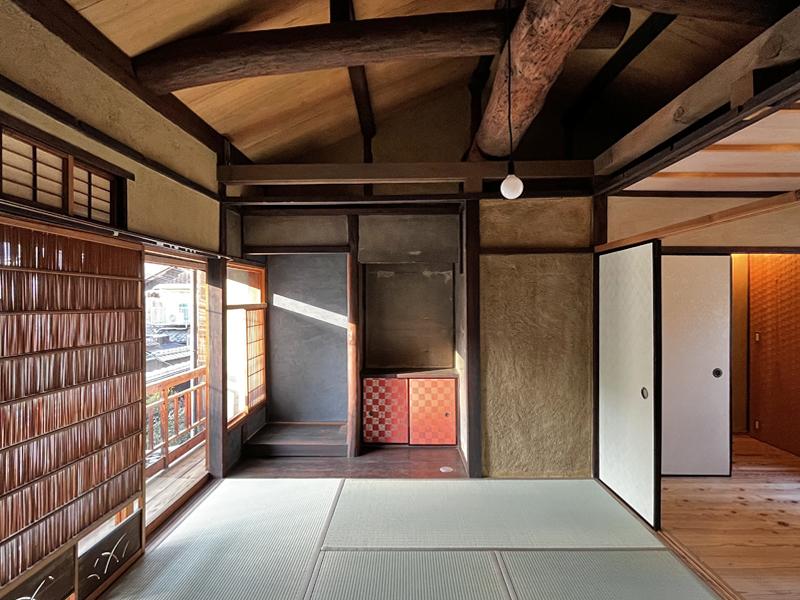 大阪市北区豊崎１丁目の賃貸物件/既存の土壁を残した和室に梁現しで天井高を確保、新旧を織りなす改修