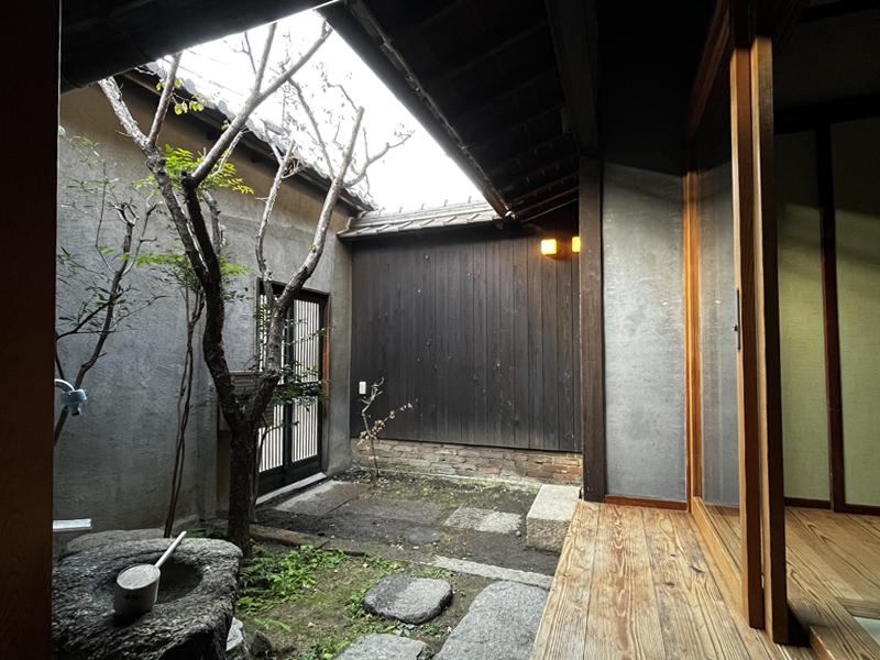 大阪市北区豊崎１丁目の賃貸物件/扉を潜ると、高い塀に囲まれた前庭が出迎えてくれます。