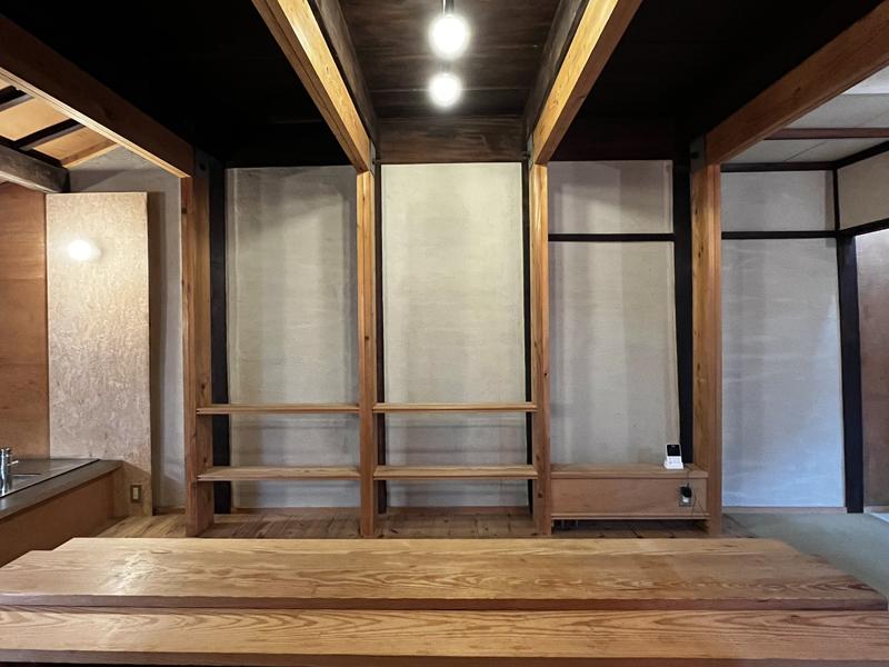 大阪市北区豊崎１丁目の賃貸物件/耐震補強のフレーム。大きなテーブルがダイニングにも作業にも使えそう。