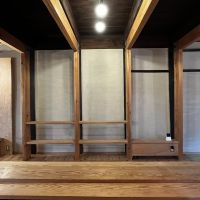 大阪市北区豊崎１丁目の賃貸物件/耐震補強のフレーム。大きなテーブルがダイニングにも作業にも使えそう。