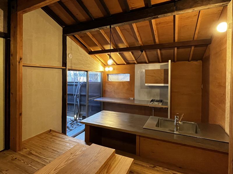 大阪市北区豊崎１丁目の賃貸物件/奥には一段下がって土間のキッチン、テーブルに座る人と同じ目線で。