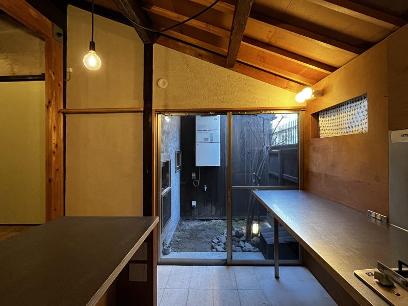 大阪市北区豊崎１丁目の賃貸物件/減築されてできた後庭はキッチンと地続きになっている。