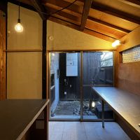 大阪市北区豊崎１丁目の賃貸物件/減築されてできた後庭はキッチンと地続きになっている。