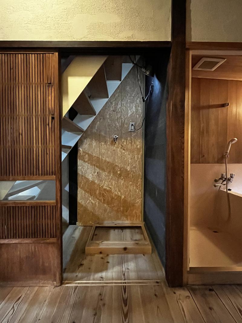 大阪市北区豊崎１丁目の賃貸物件/階段下の洗濯機スペース、木製の洗濯機台。