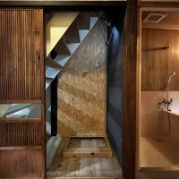 大阪市北区豊崎１丁目の賃貸物件/階段下の洗濯機スペース、木製の洗濯機台。