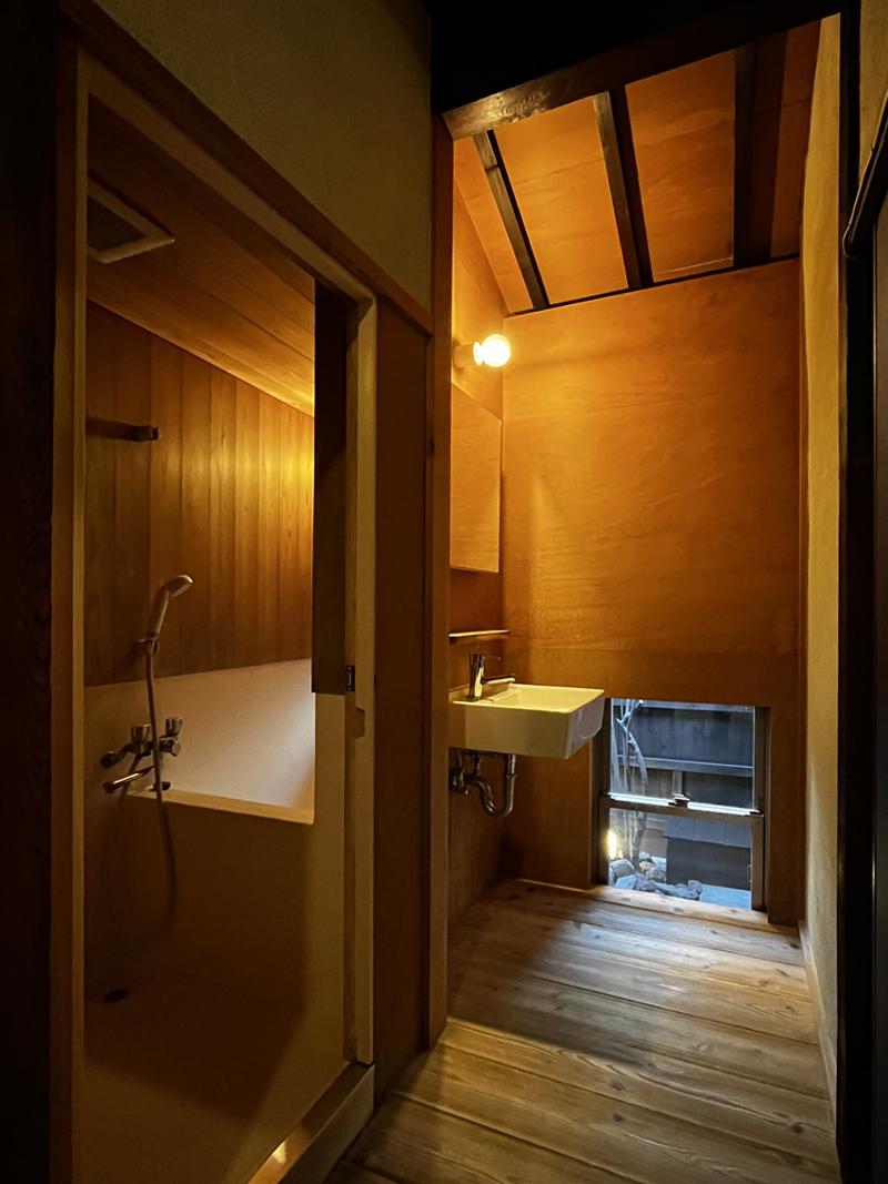 大阪市北区豊崎１丁目の賃貸物件/廊下の先には洗面と浴室。