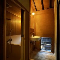 大阪市北区豊崎１丁目の賃貸物件/廊下の先には洗面と浴室。