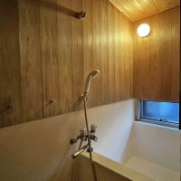 大阪市北区豊崎１丁目の賃貸物件/小さくても、窓があって心地よさそうな浴室。