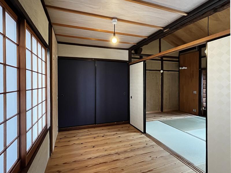 大阪市北区豊崎１丁目の賃貸物件/襖紙がモダンな洋室と奥には和室。