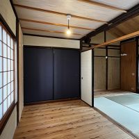 大阪市北区豊崎１丁目の賃貸物件/襖紙がモダンな洋室と奥には和室。