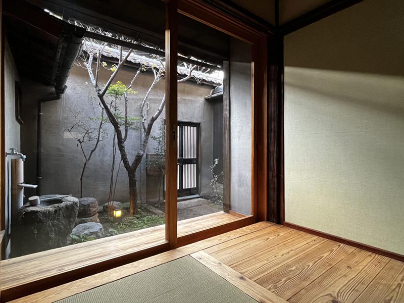 大阪市北区豊崎１丁目の賃貸物件/手前には前庭を眺めながらくつろぐ畳のスペース。