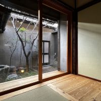 大阪市北区豊崎１丁目の賃貸物件/手前には前庭を眺めながらくつろぐ畳のスペース。