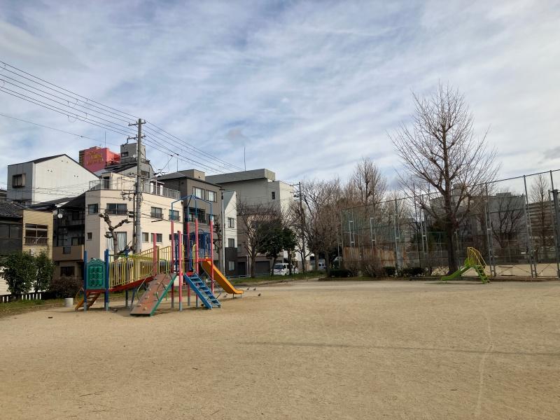 大阪市港区八幡屋1丁目の賃貸物件/グラウンドもある広い公園。