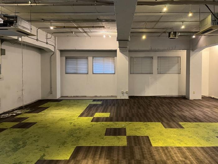 大阪市中央区南船場2丁目の賃貸物件/ダクトレール、エアコンあり。天井は抜けた状態なので、大がかりな工事をしなくても、店舗や事務所を始められます。