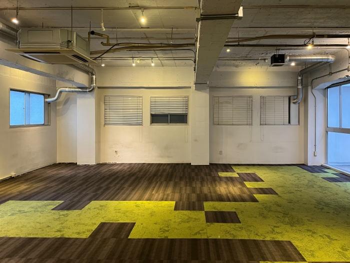 大阪市中央区南船場2丁目の賃貸物件/ダクトレール、エアコンあり。天井は抜けた状態なので、大がかりな工事をしなくても、店舗や事務所を始められます。