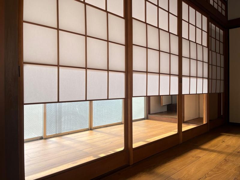 大阪府枚方市池之宮２丁目の賃貸物件/雪見障子。閉めたままでも外の景色が眺められ、開閉で印象が変えられます。