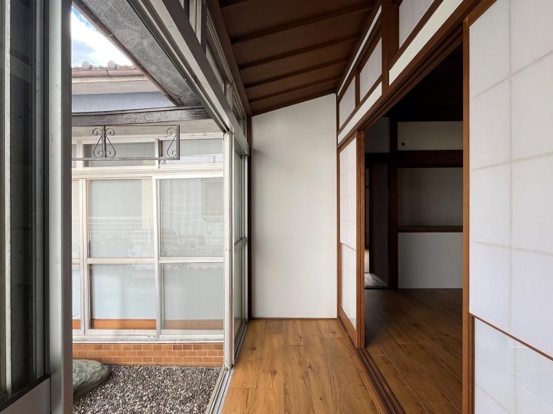 大阪府枚方市池之宮２丁目の賃貸物件/襖を開けると、縁側。