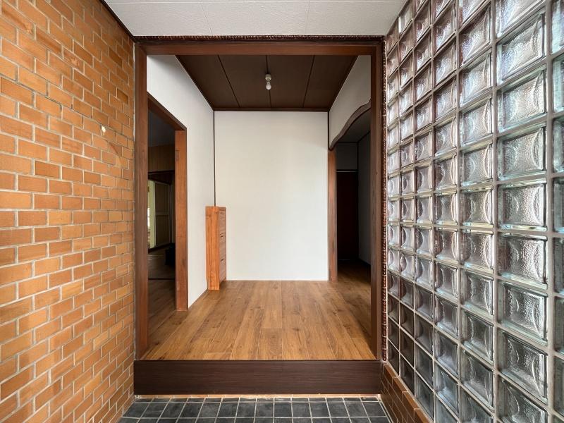 大阪府枚方市池之宮２丁目の賃貸物件/玄関①：ガラスブロックから、やわらかい光が入ります。