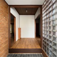 大阪府枚方市池之宮２丁目の賃貸物件/玄関①：ガラスブロックから、やわらかい光が入ります。