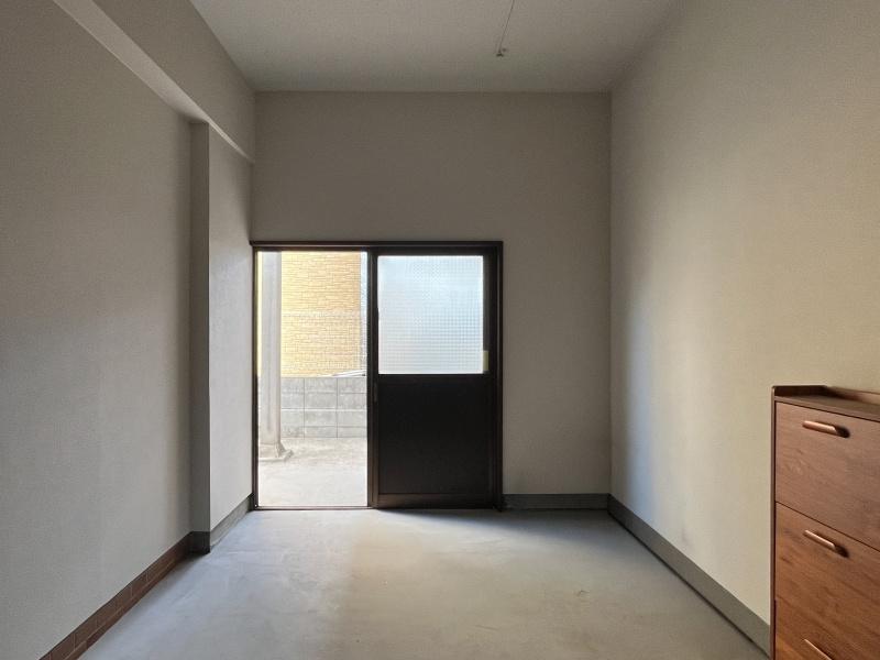 大阪府枚方市池之宮２丁目の賃貸物件/駐車場から繋がる、広いスペースです。