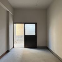 大阪府枚方市池之宮２丁目の賃貸物件/駐車場から繋がる、広いスペースです。