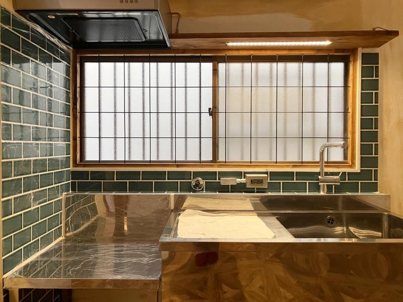 大阪府守口市大久保町２丁目の賃貸物件/緑のタイルが可愛い。