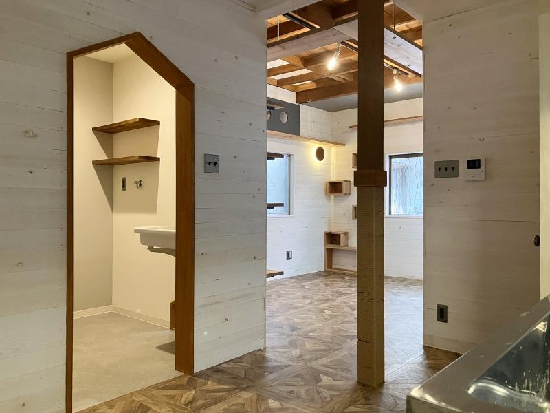 大阪府守口市大久保町２丁目の賃貸物件/先の尖った開口の奥は水回り。