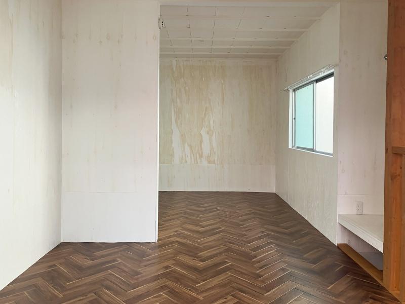 大阪府守口市大久保町２丁目の賃貸物件/シンプルな壁に床材がアクセント。