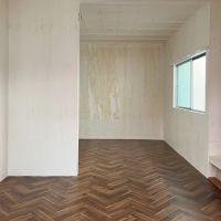 大阪府守口市大久保町２丁目の賃貸物件/シンプルな壁に床材がアクセント。