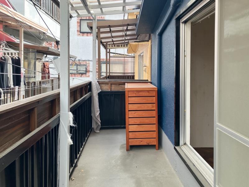 大阪府守口市大久保町２丁目の賃貸物件/バルコニーは案外広い。ご近所さんは目と鼻の先。