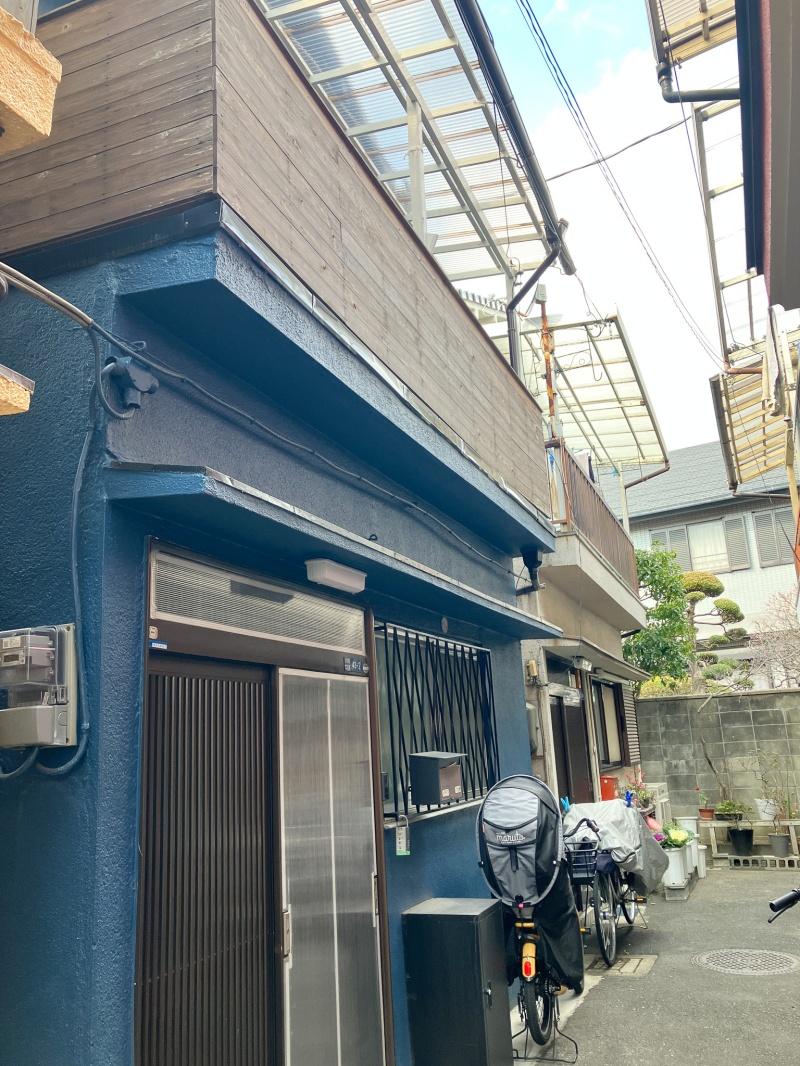 大阪府守口市大久保町２丁目の賃貸物件/青い外観が目印。