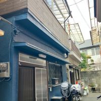 大阪府守口市大久保町２丁目の賃貸物件/青い外観が目印。