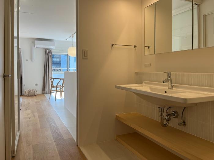 大阪府大阪市北区天神橋3丁目の売買物件/廊下の洗面スペース。