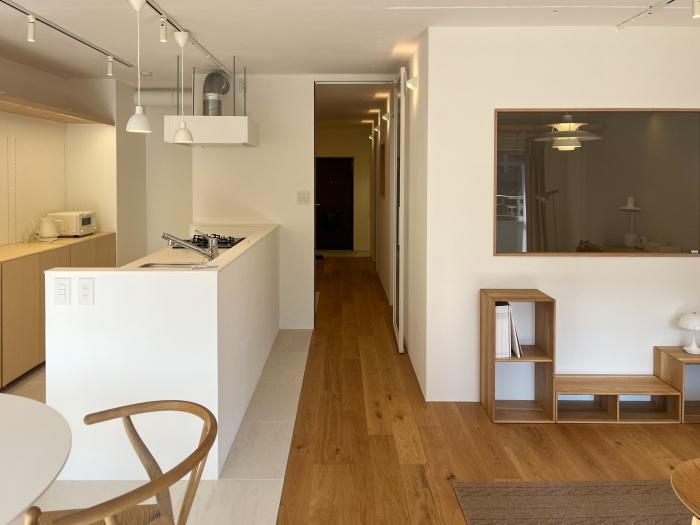 大阪府大阪市北区天神橋3丁目の売買物件/内装は白を基調に、無垢フローリングを合わせたシンプルな仕上げ。