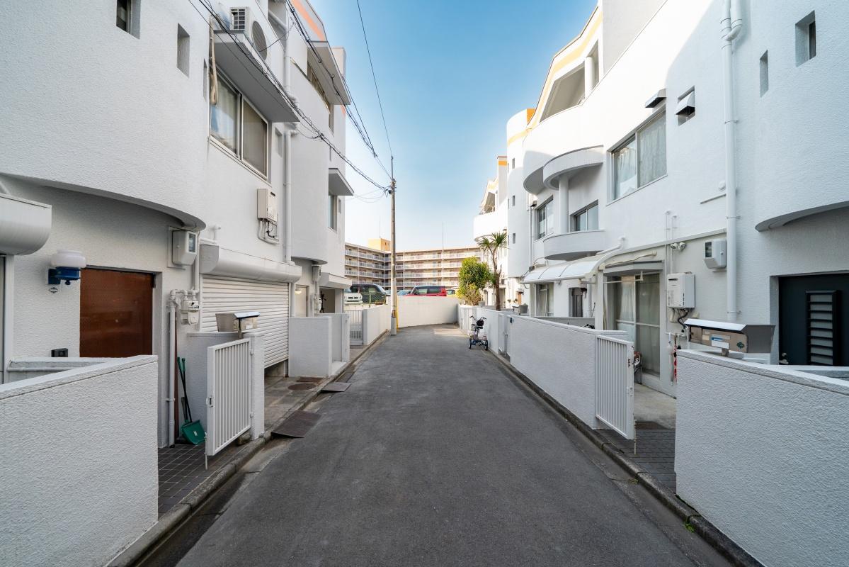 大阪府豊中市上新田の売買物件/有機的なデザインのテラスハウス、上部にはオレンジのライン